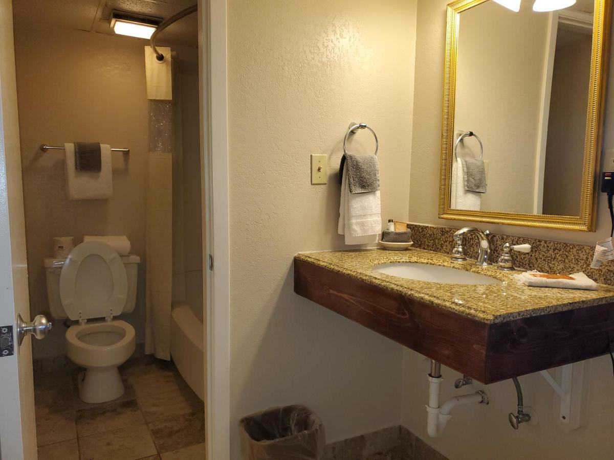 Kansas Country Inn Oakley エクステリア 写真