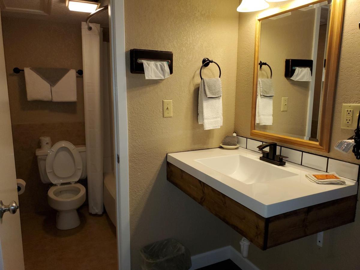 Kansas Country Inn Oakley エクステリア 写真