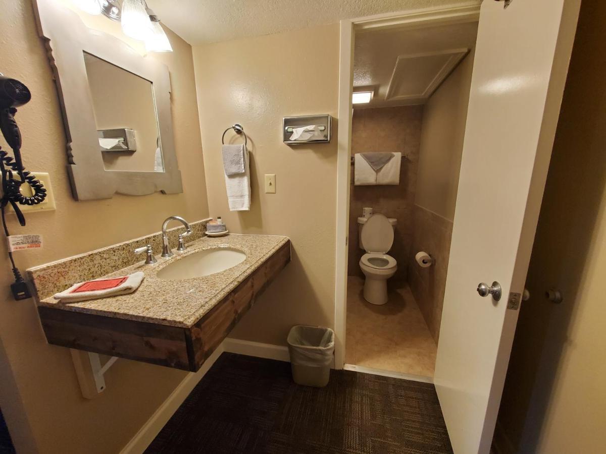Kansas Country Inn Oakley エクステリア 写真