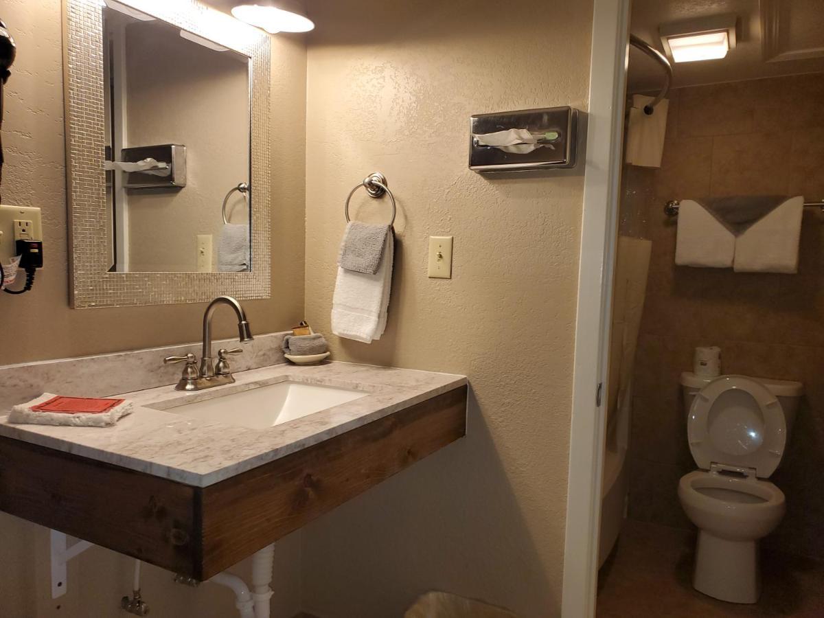 Kansas Country Inn Oakley エクステリア 写真