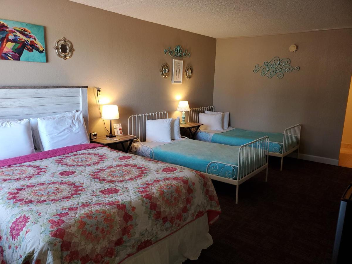 Kansas Country Inn Oakley エクステリア 写真